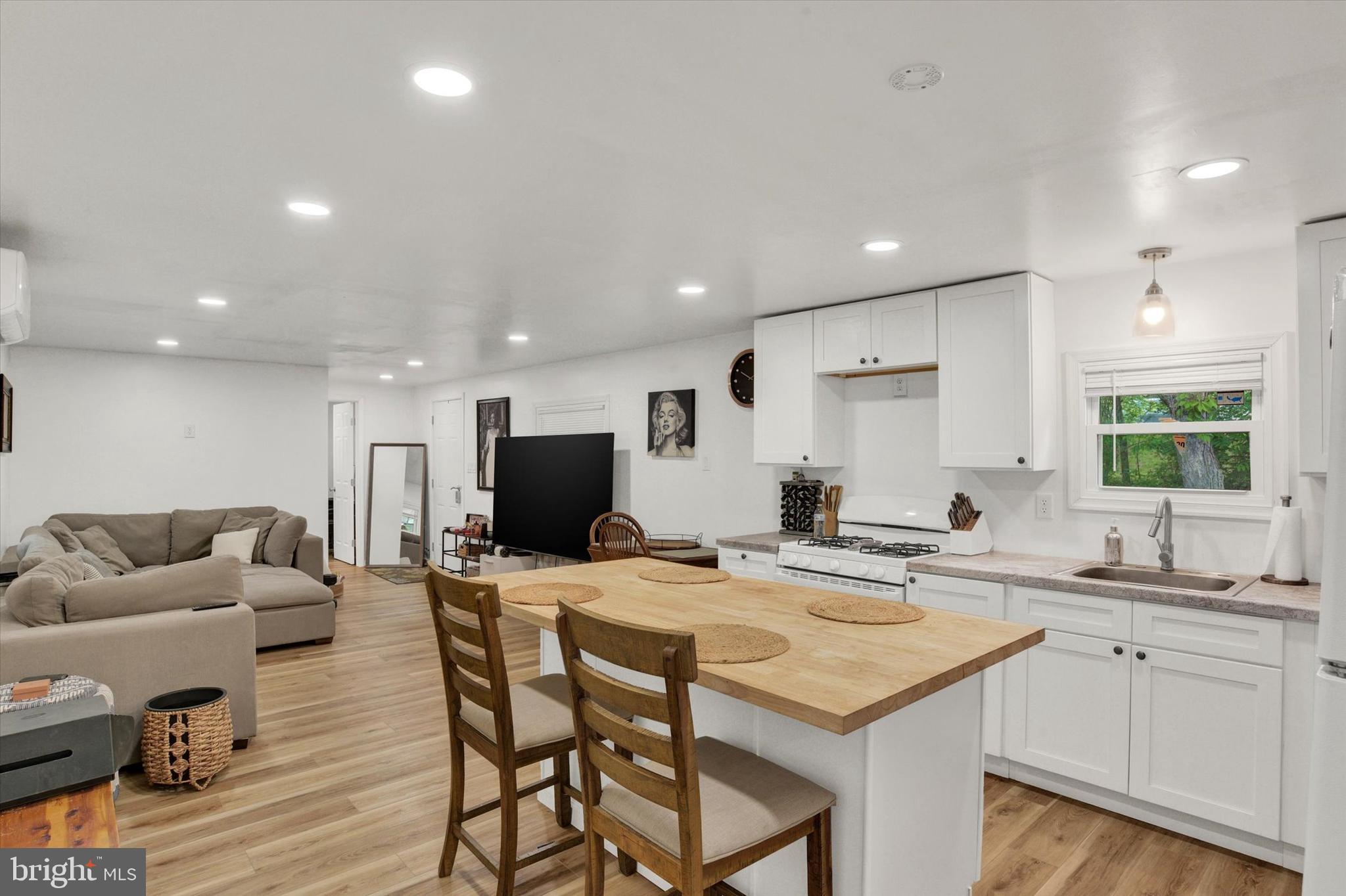 6 BUTTONWOOD LANE