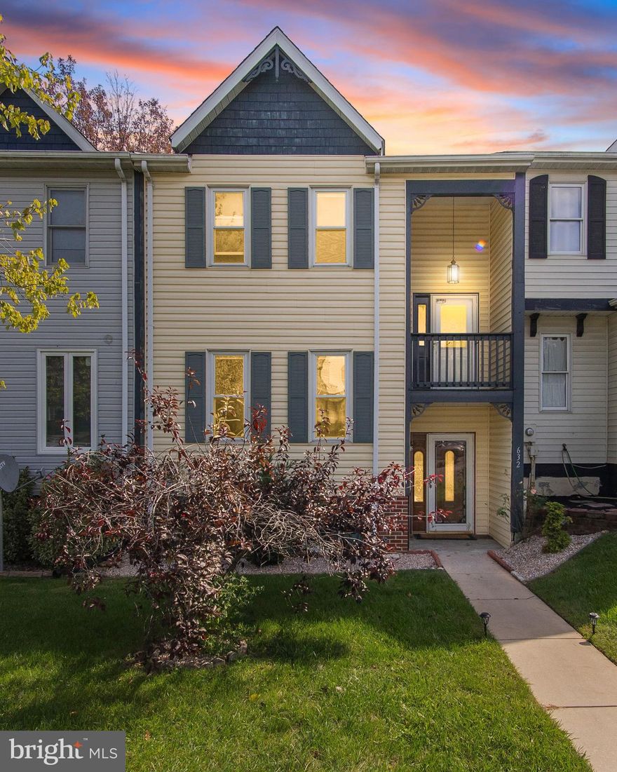 Welcome home to 632 Knightsbridge! A spacious townhome with over 1900's sqft, 3br/2.5ba. The kitchen, basement, and all bathrooms were remodeled tastefully in 2022.  Brand new appliances, HWH, and AC unit in 2022. New roof in 2021. Don't hesitate, get out to see it today!