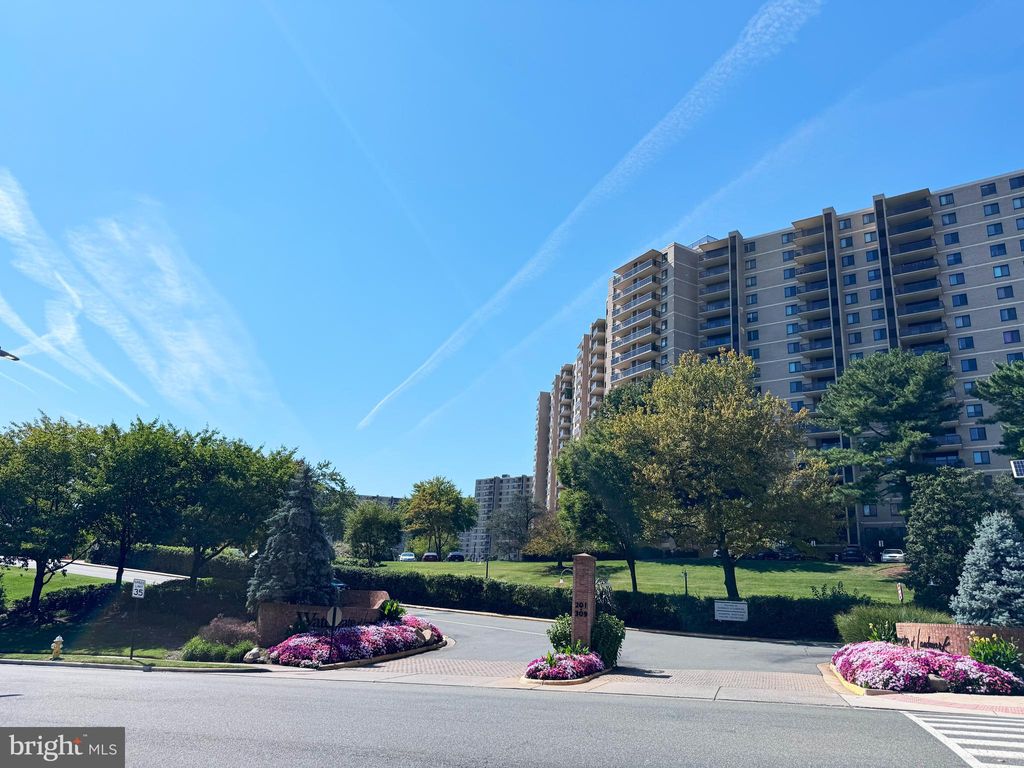 Photo of 205 Yoakum Parkway #919, ALEXANDRIA, VA 22304 (MLS # VAAX2050550)