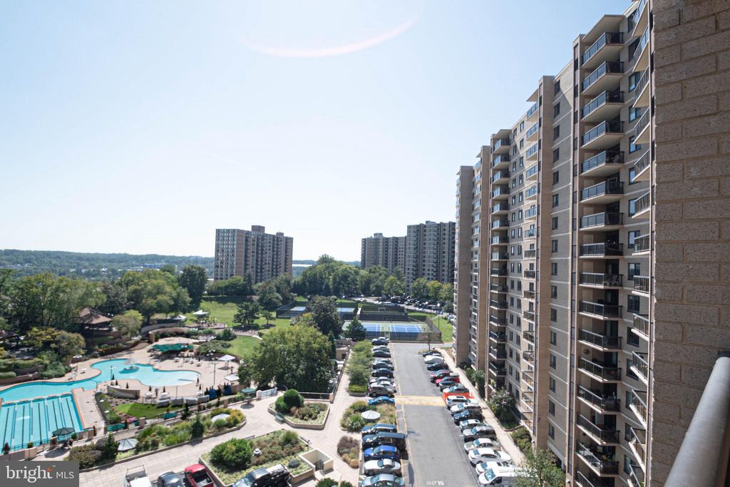 Photo of 205 Yoakum Parkway #919, ALEXANDRIA, VA 22304 (MLS # VAAX2050550)