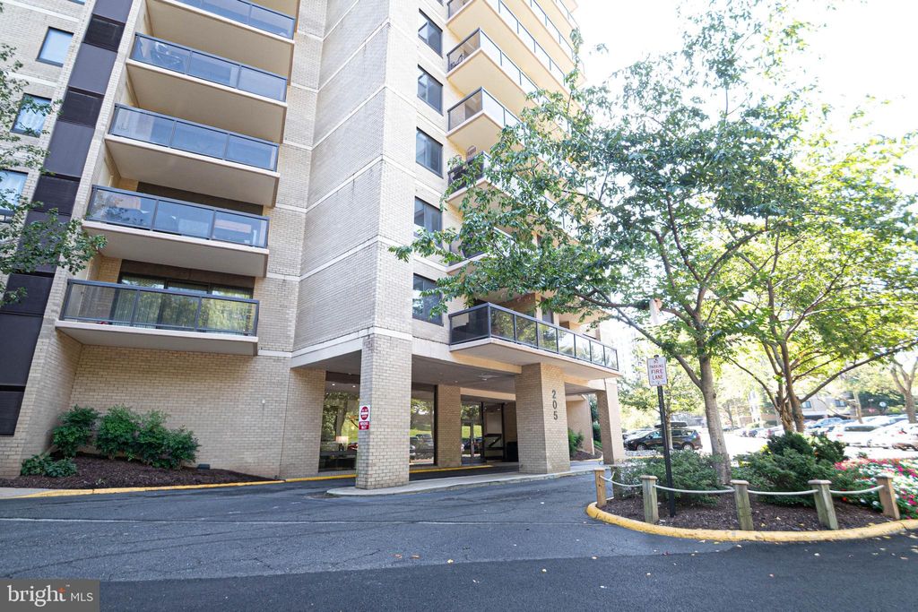 Photo of 205 Yoakum Parkway #919, ALEXANDRIA, VA 22304 (MLS # VAAX2050550)