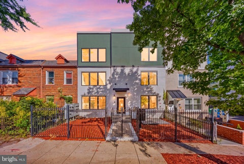 Photo of 1013 17th Place NE, WASHINGTON, DC 20002 (MLS # DCDC2282560)
