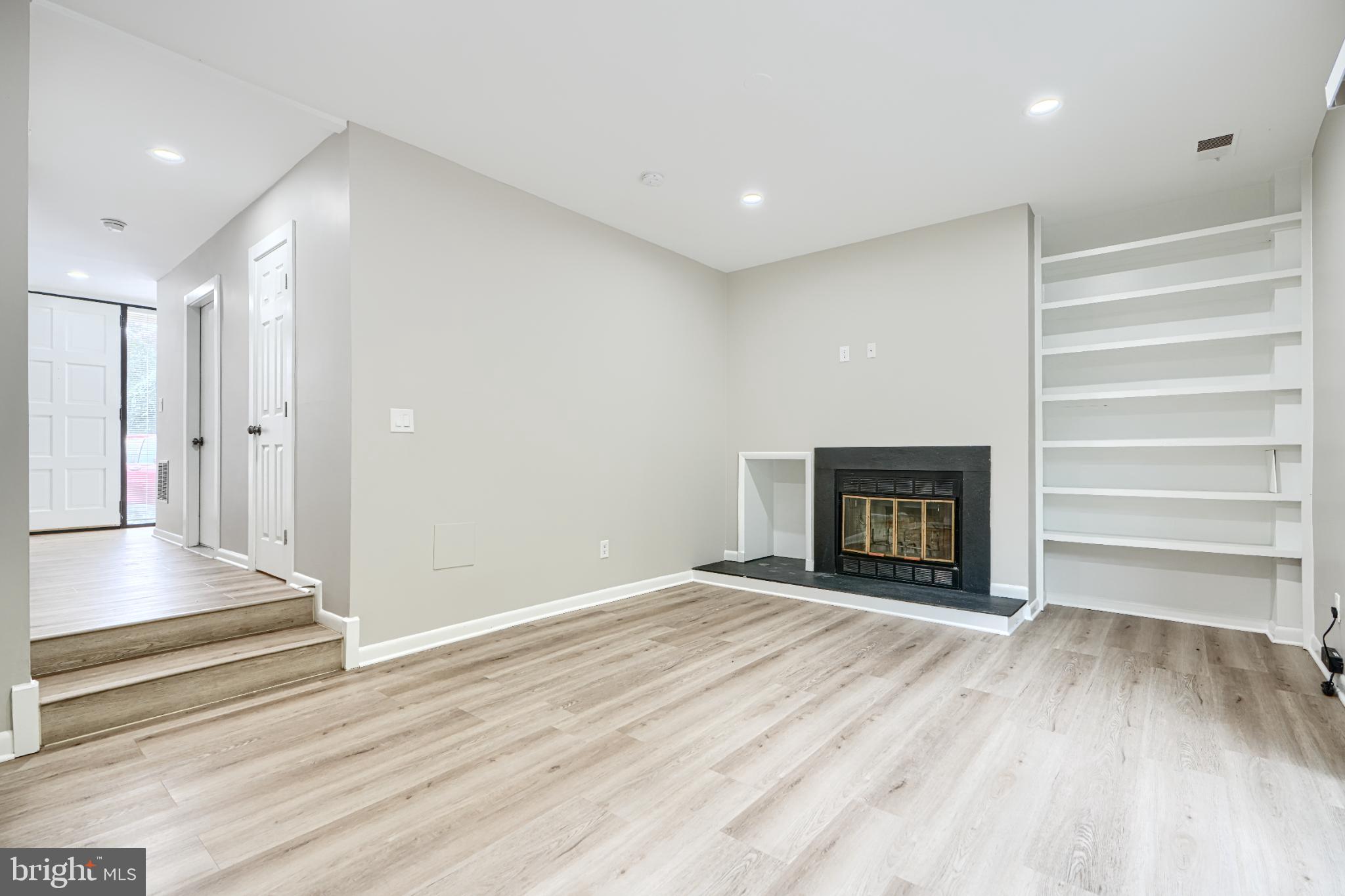 TOWN CENTER - Residential Lease