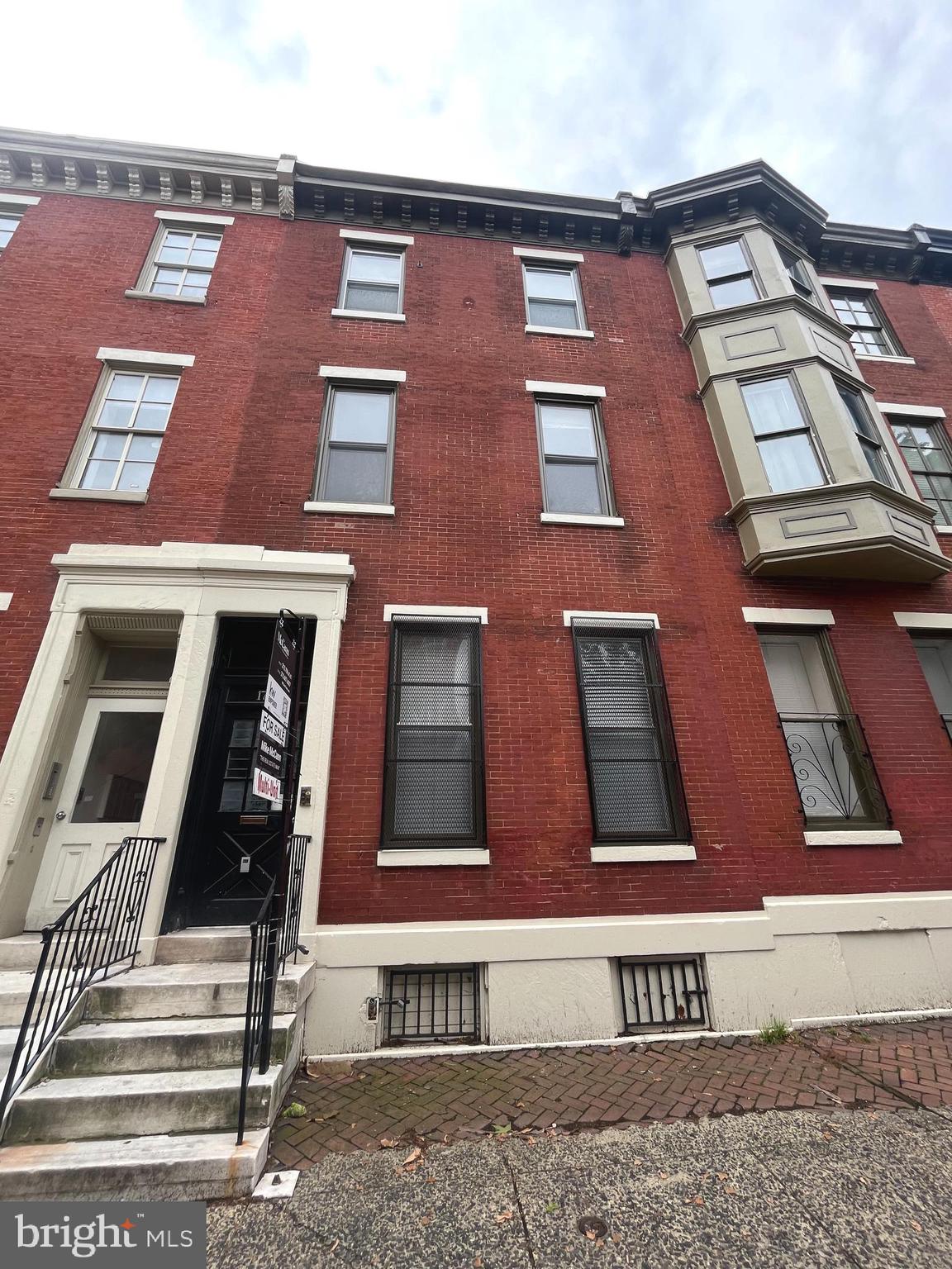 Handsome, well-maintained, 4 unit apartment building, located on a tree-lined block in a fantastic area with a great rental history. This is an incredible opportunity to own a fully occupied, income producing property. The units are as follows; Unit 1 - 2 bedroom, 1.5 baths with yard, $1845, 7/31/26,
Unit 2f - 1 bedroom, 1 bath, $1225, 9/31/26, Unit 2r - 1 bedroom, 1 bath with deck, $1440, 6/30/26, Unit 3 - 2 bedroom, 1 bath, $1740, 8/31/26. Schedule your showing today!