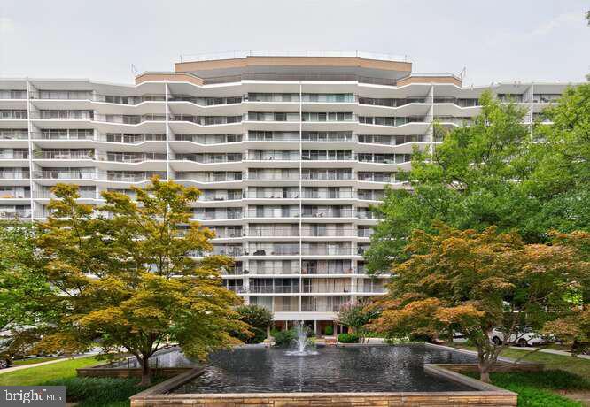 Open House: Sunday 12 Noon to 2 PM! Fully renovated corner unit with a large wrap-around balcony. The kitchen has newer stainless appliances, high-end cabinets, and details throughout - there is even a new electrical box! The dining room has been finished with a cabinet and a wine bar area. The bathrooms and floors have all been completely upgraded, as have the rest of the floors. This is a must-see unit. The Condominium unit features a concierge front desk, security, a community/party room, and a rooftop pool with a large entertaining deck.