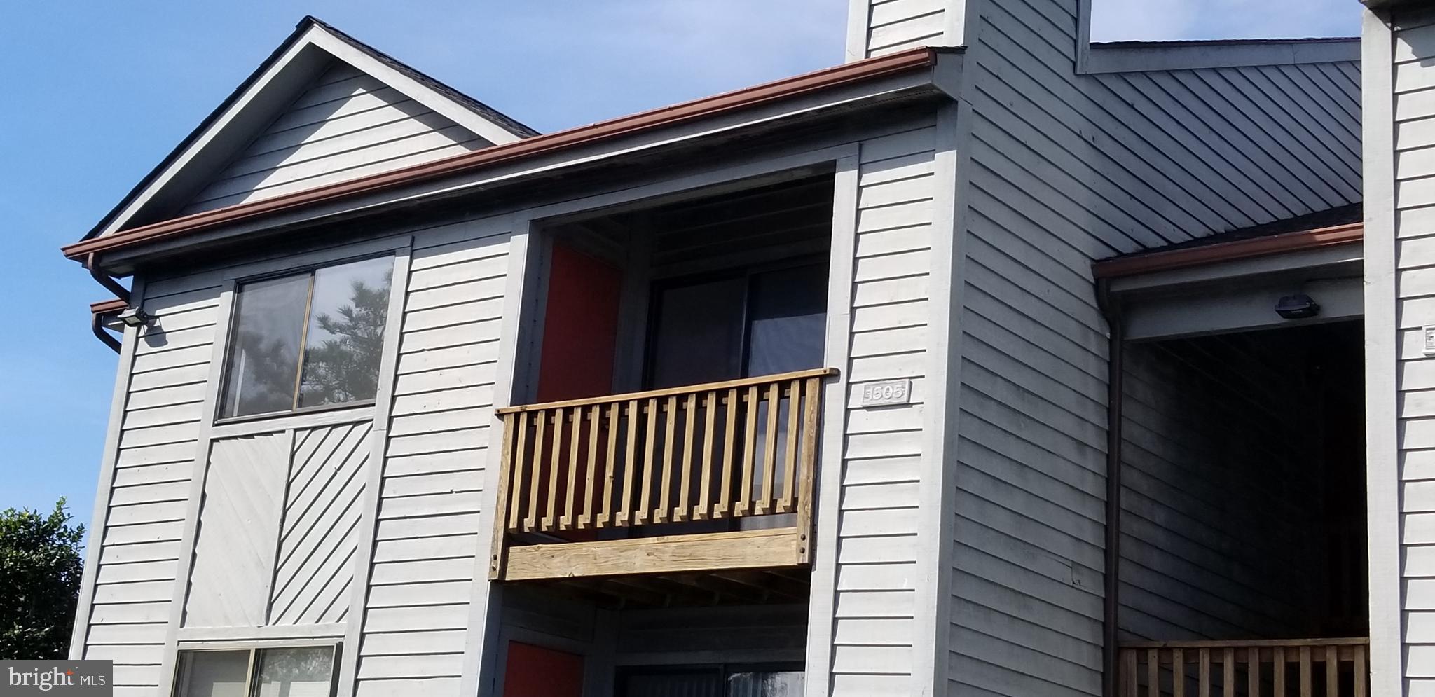 Top floor 3-bedroom condo. Eat in kitchen, with full size washer and dryer stacked in closet space. Living room has an electric insert for fireplace and new sliders leading to the balcony with a small storage closet. Community has pool and club house. Close to shopping, restaurants and 2nd exit off the bridge.