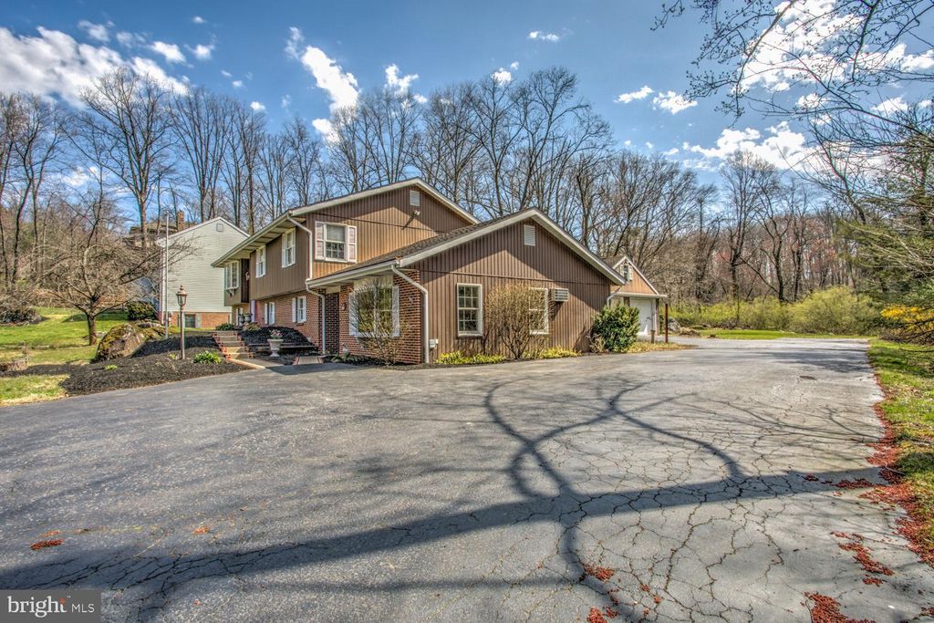 Photo of 135 POPLAR LN, ELIZABETHTOWN, PA 17022 (MLS # PALA2032990)