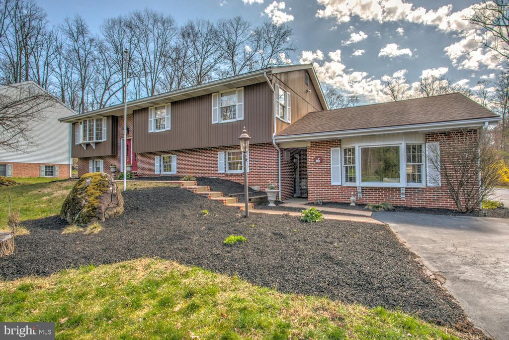 Photo of 135 POPLAR LN, ELIZABETHTOWN, PA 17022 (MLS # PALA2032990)