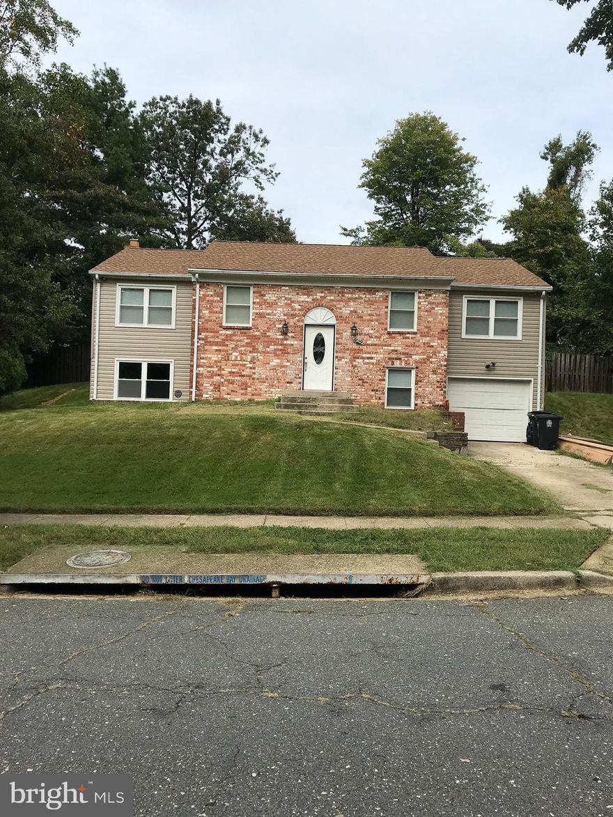 Cozy 4 bedroom, 3 full bath, Split Foyer for Rent in Fort Washington, Maryland.  Includes hard wood floors throughout, table spaced kitchen, one car garage, large fenced in backyard,  minutes from MGM National Harbor, Tanger Outlet,  Beltway, and BW Parkway.  Great Location!  Call to schedule a Tour.  Pets accepted  case by case