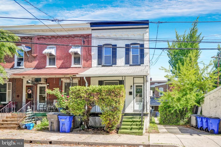 Come check out this NEWLY renovated 3 bed, 1 bath end Unit, in the heart of pottstown. 
Near Montcomery County Community College, Pottstown Hospital, Shopping , dining and entertainment!
Parking in rear as well as on street.
Great for an INVESTOR ,
 a  starter home or portfolio!
PHOTOS Coming!