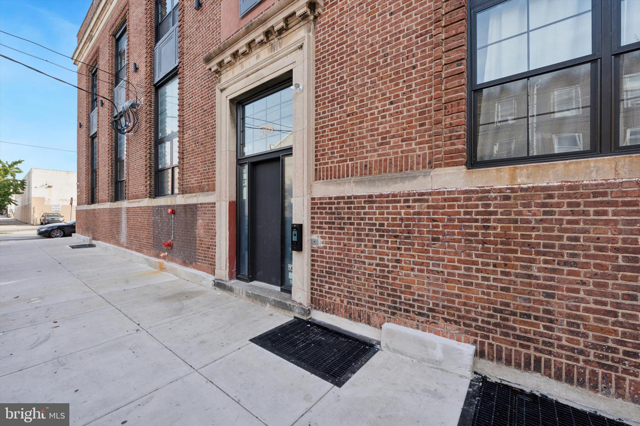 QUEEN VILLAGE - Commercial Lease