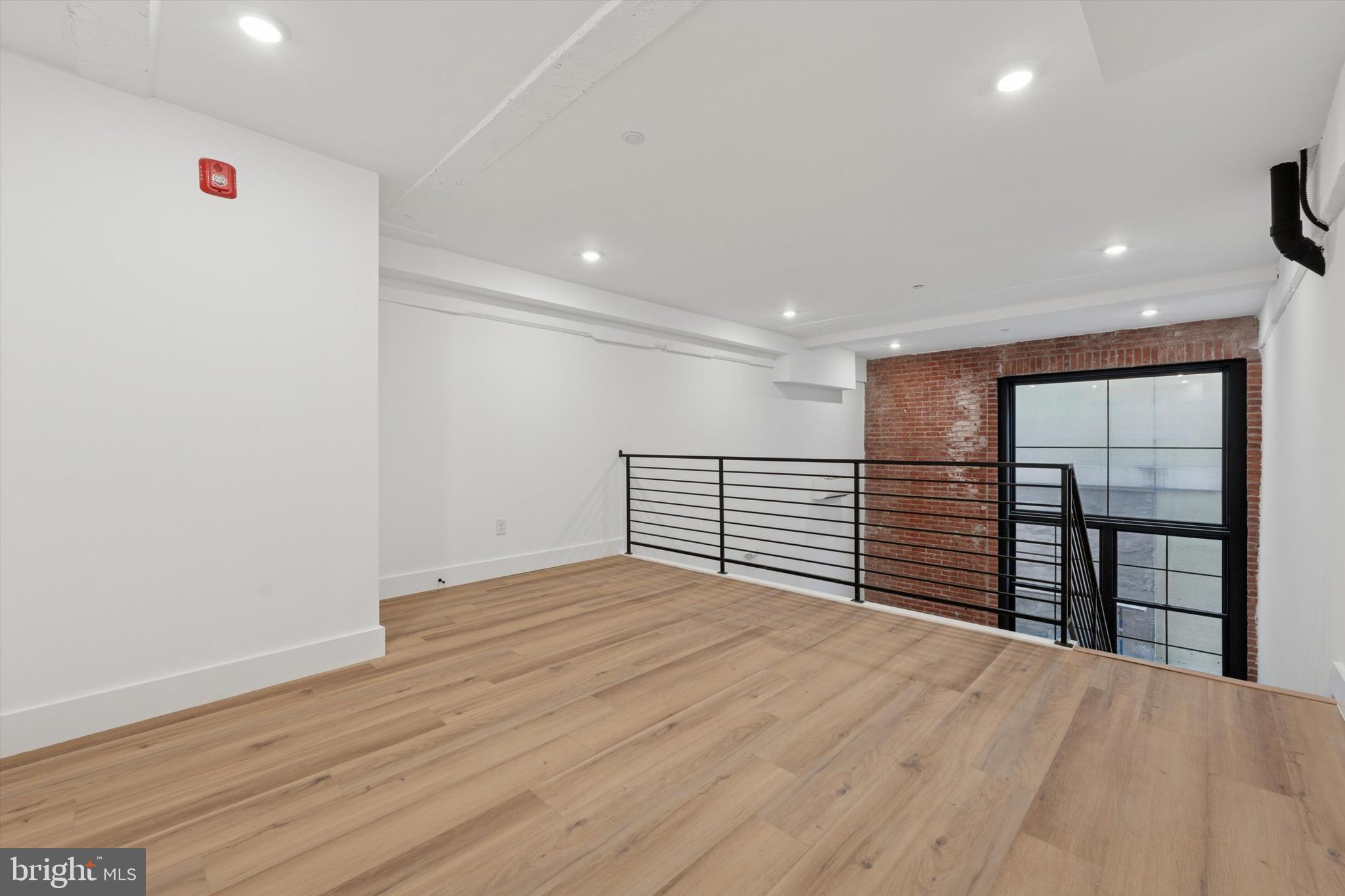 QUEEN VILLAGE - Commercial Lease