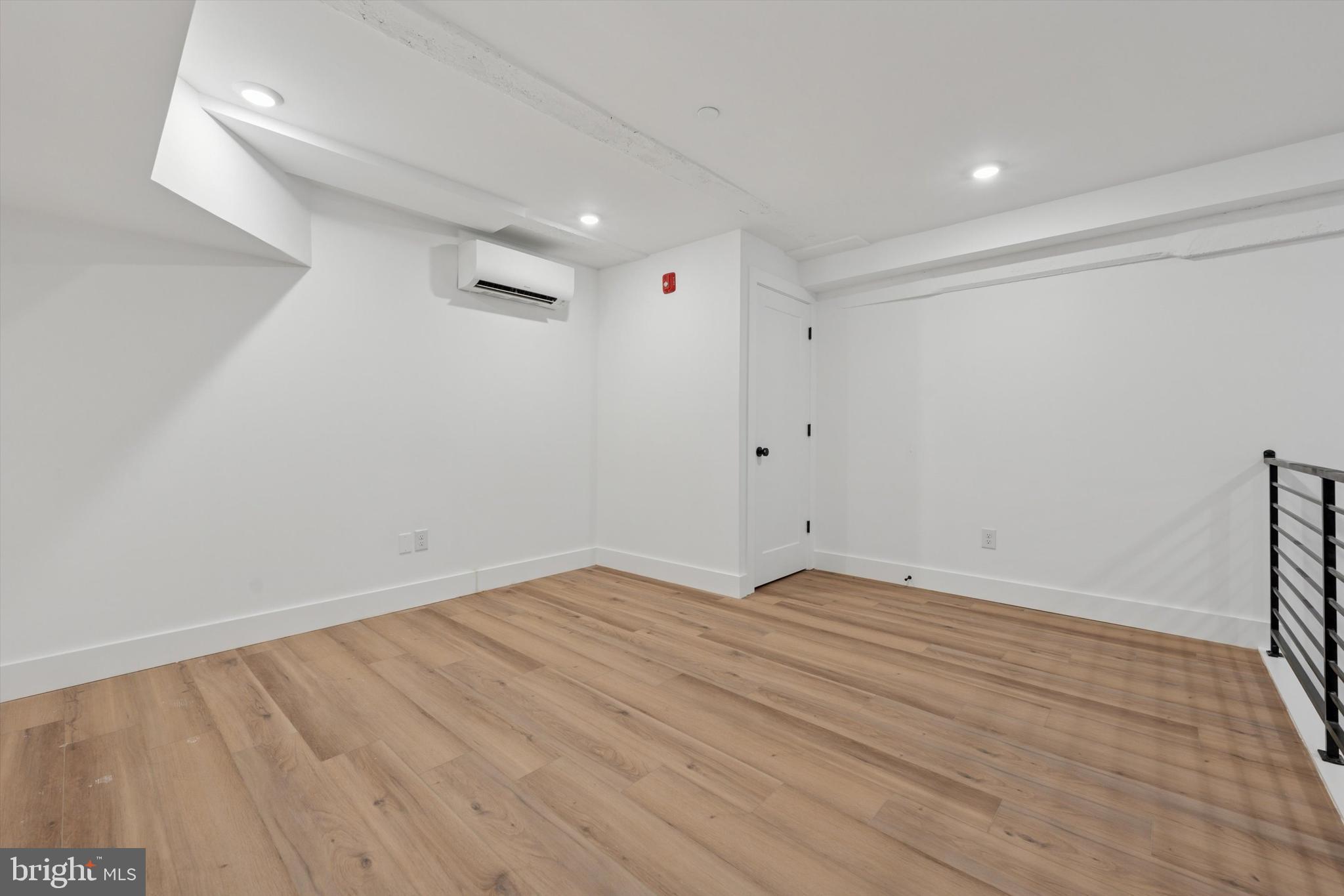 QUEEN VILLAGE - Commercial Lease