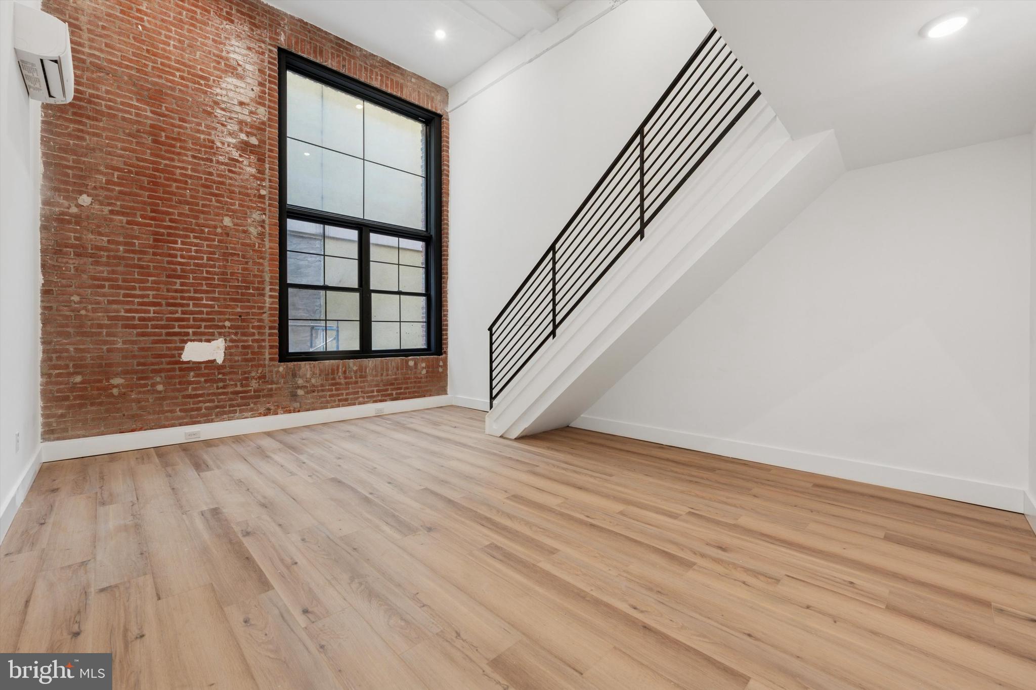 QUEEN VILLAGE - Commercial Lease