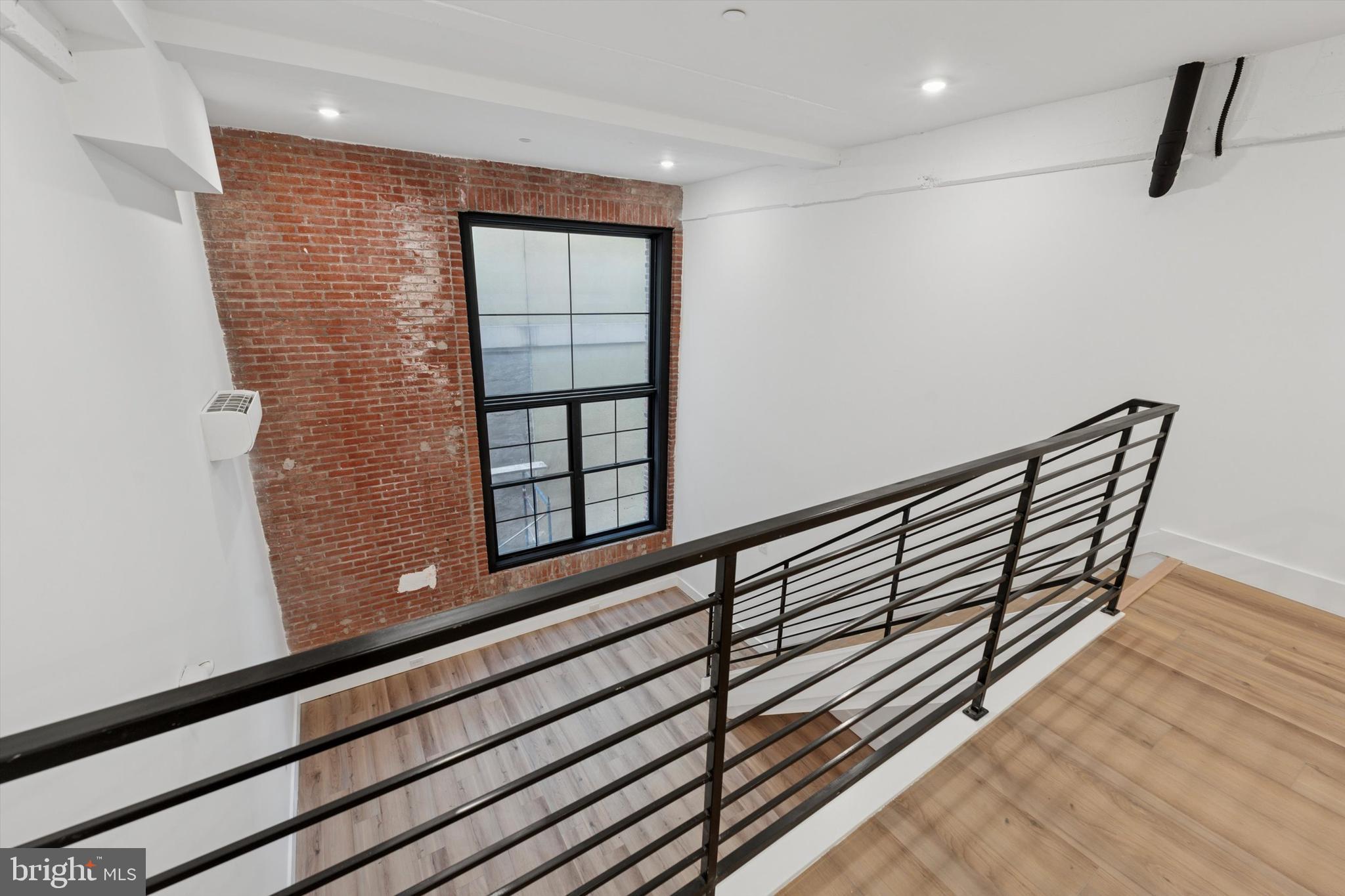 QUEEN VILLAGE - Commercial Lease