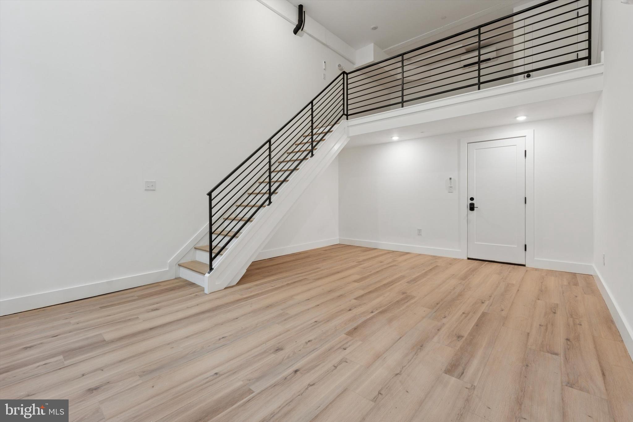 QUEEN VILLAGE - Commercial Lease