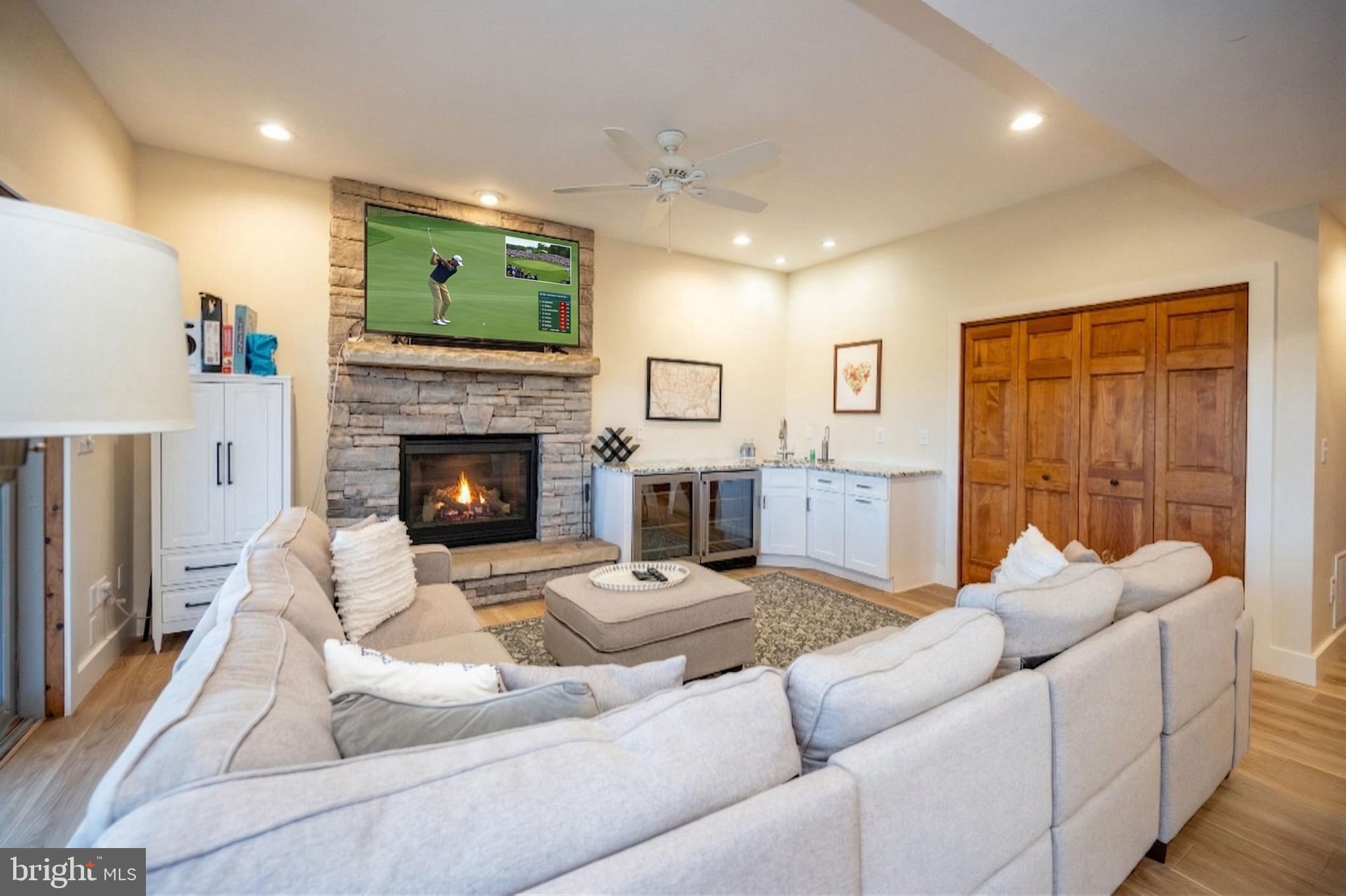 WATERFRONT GREENS - Residential