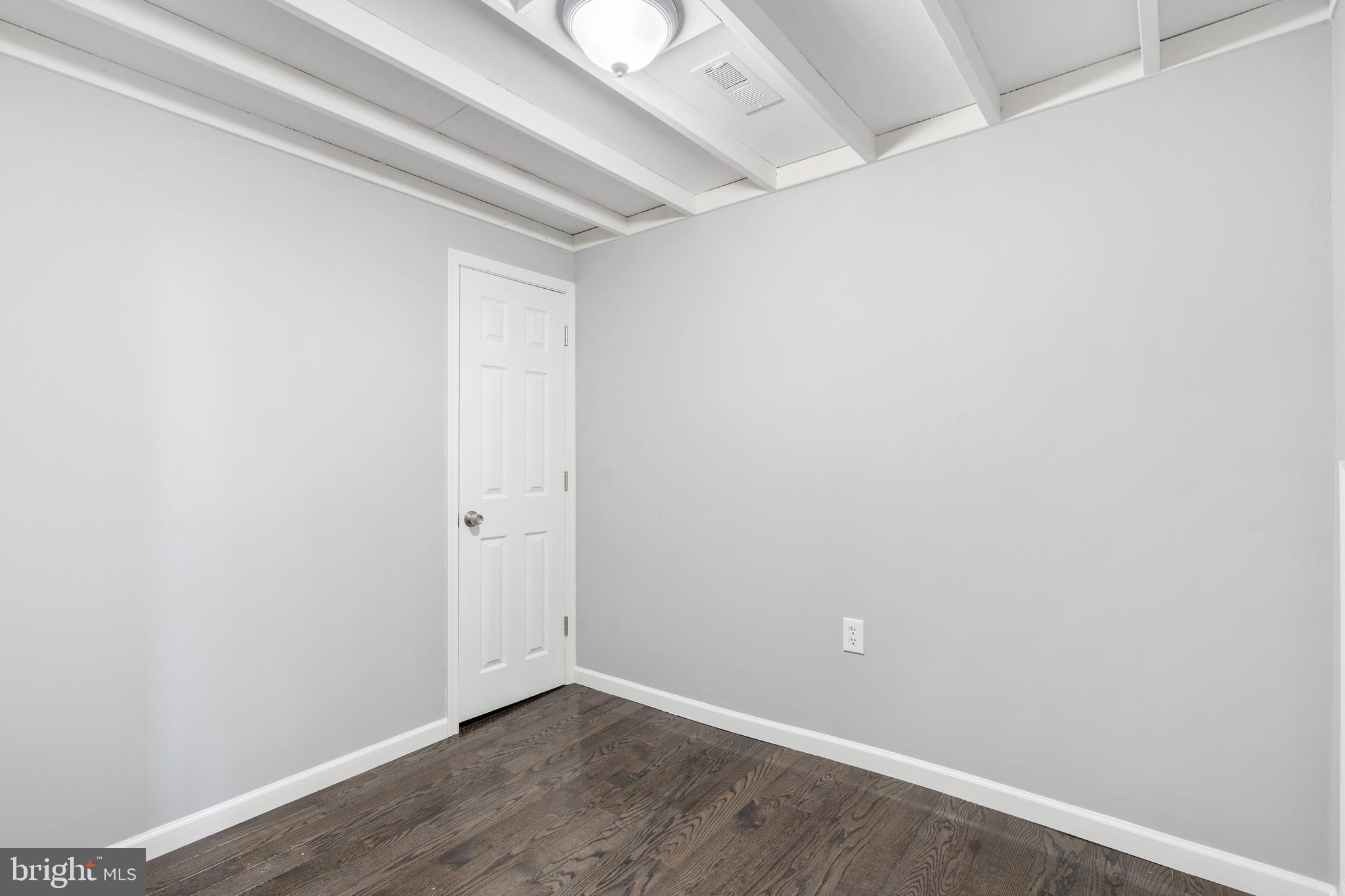 QUEEN VILLAGE - Residential Lease