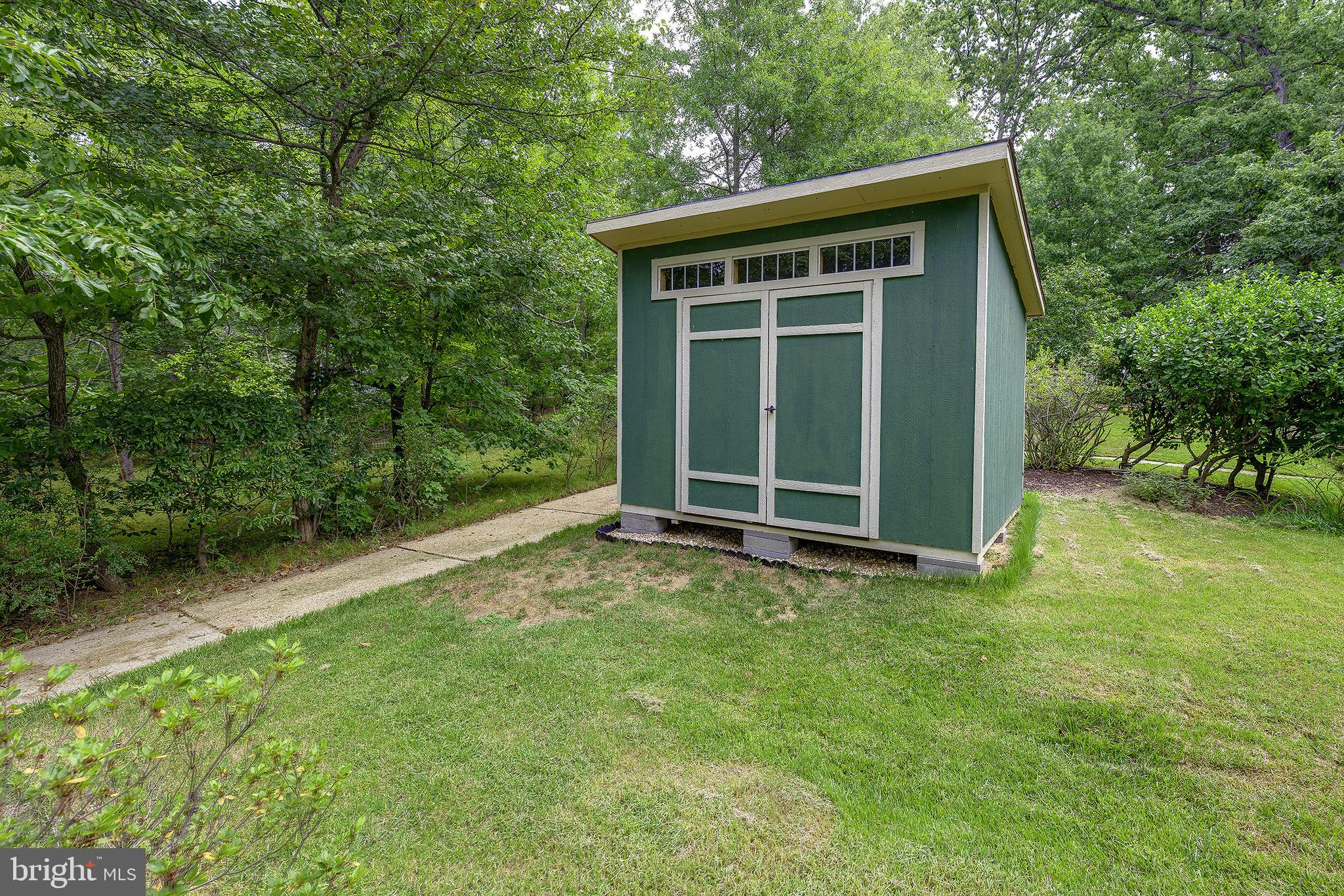 6 HILLSIDE ROAD S