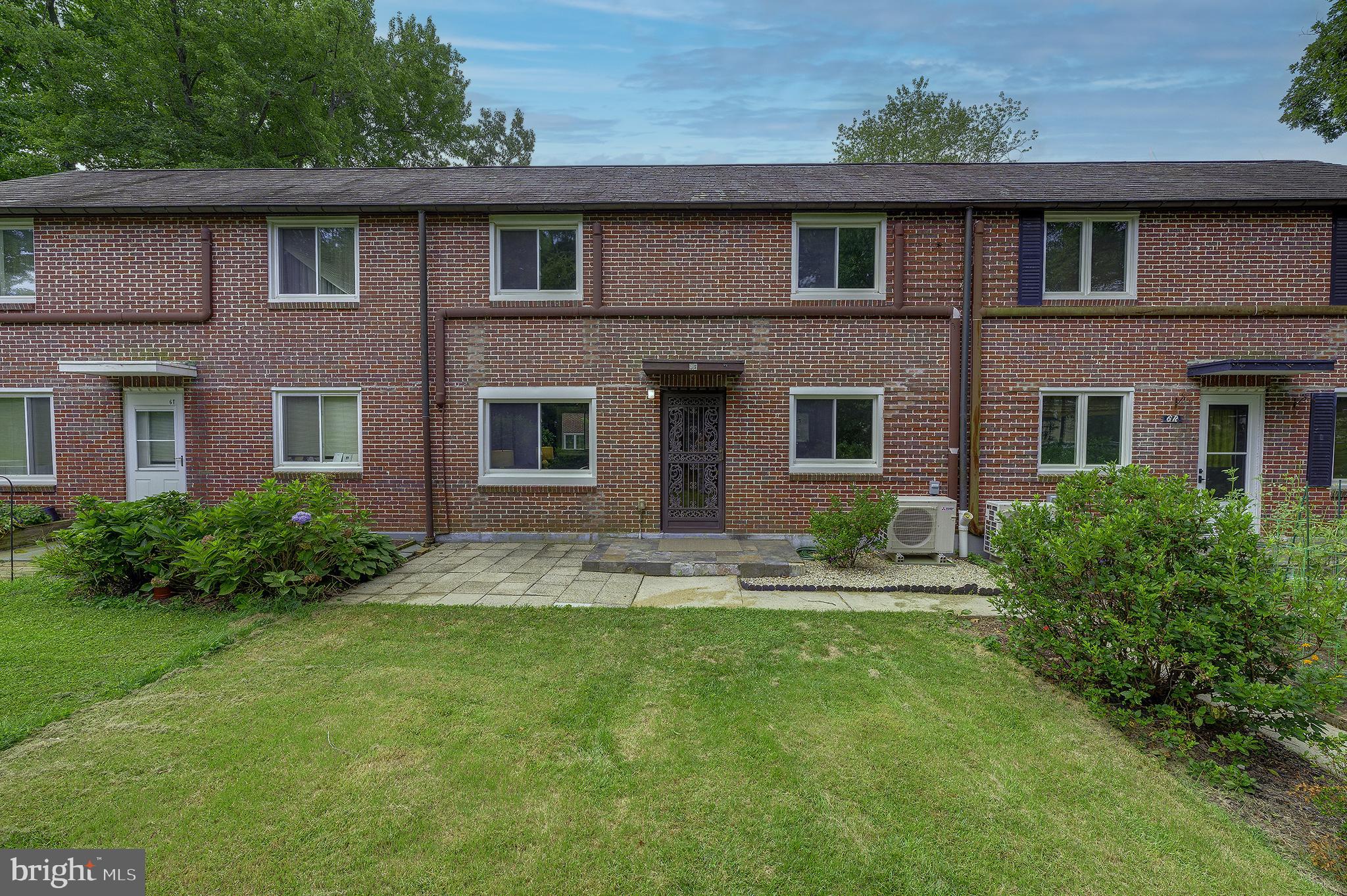 6 HILLSIDE ROAD S