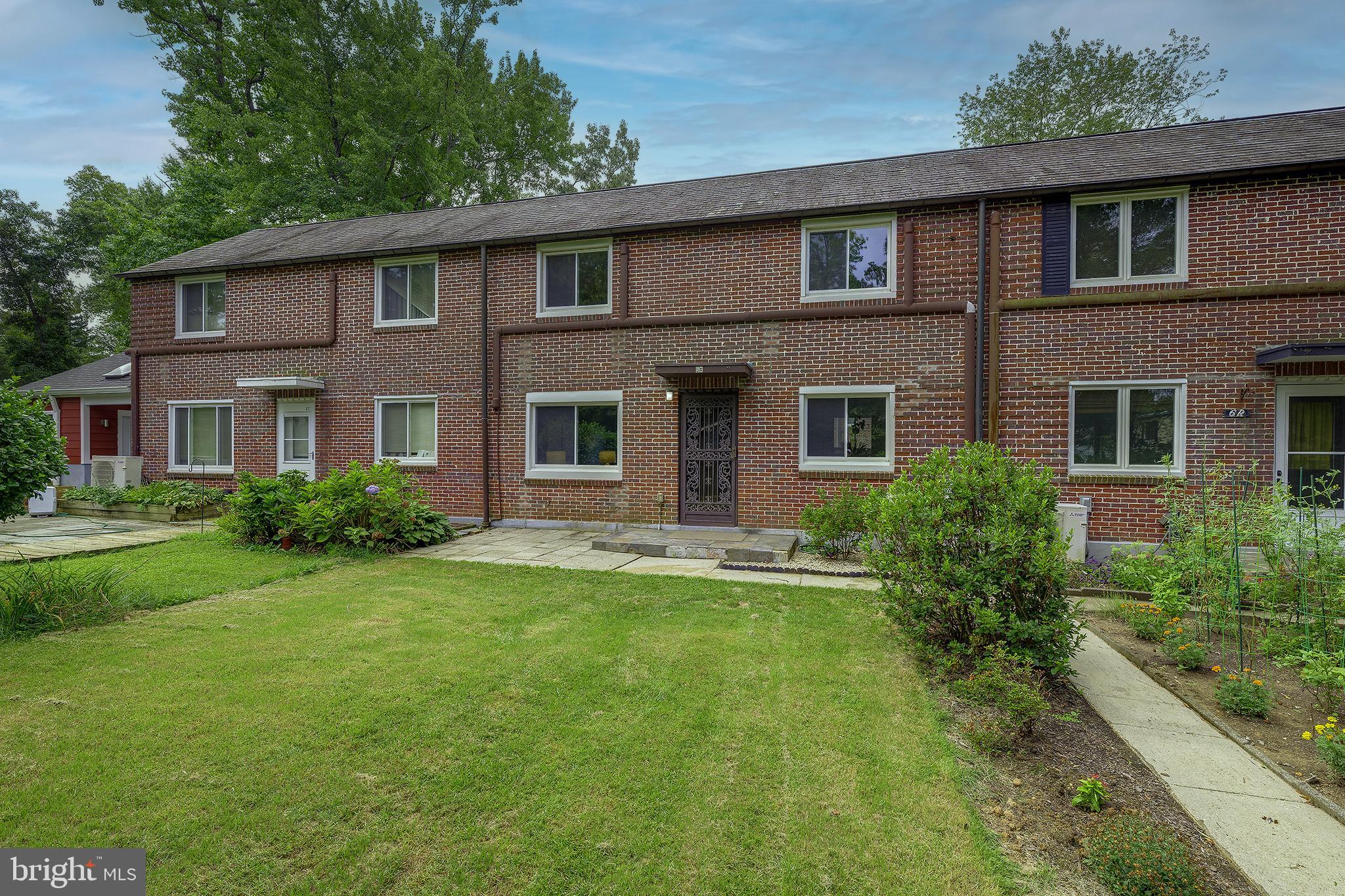 6 HILLSIDE ROAD S