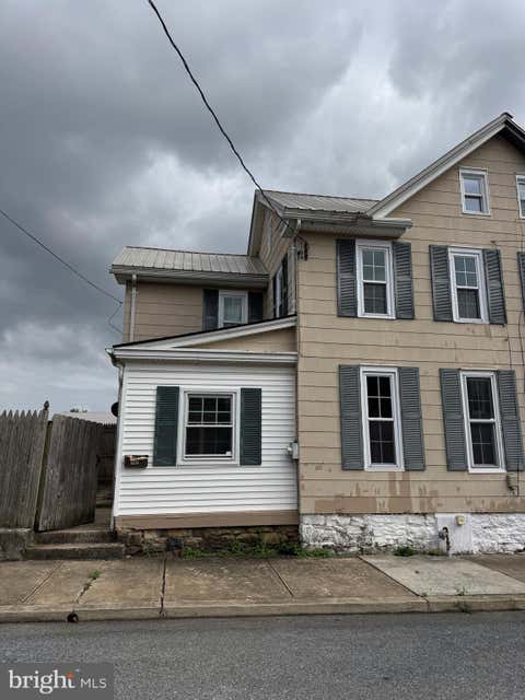 Townhouse For Rent - 102 E Park Street<br/> Lancaster County, ELIZABETHTOWN, PA 17022