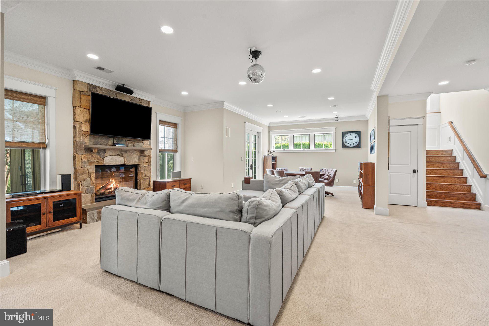 WILLIAMSBURG VILLAGE - Residential