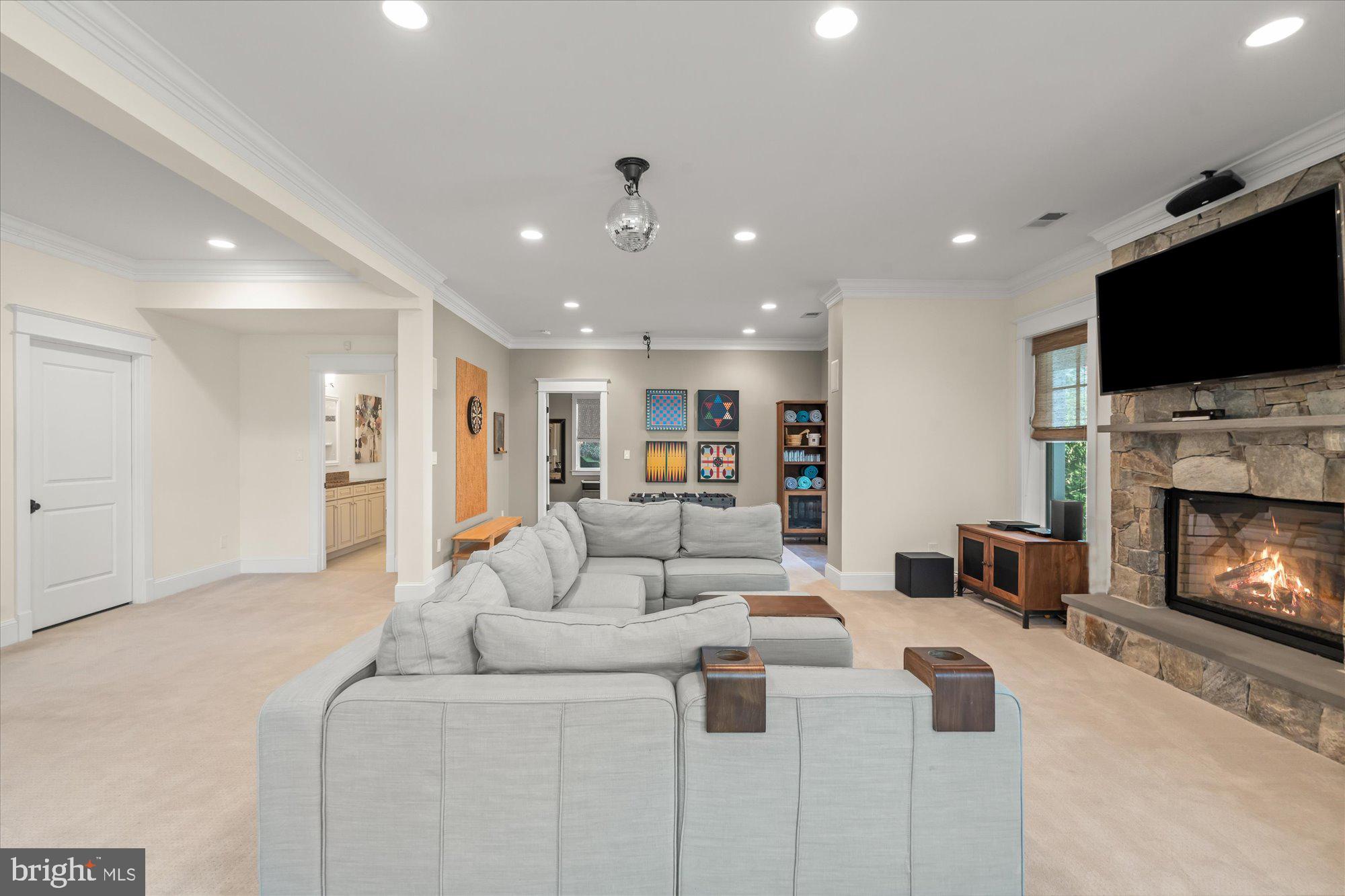 WILLIAMSBURG VILLAGE - Residential