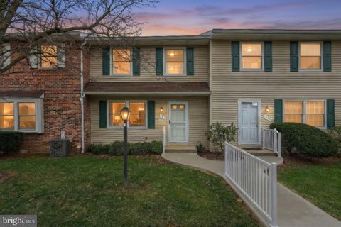 Photo of 151 Fox Run Drive, YORK, PA 17403 (MLS # PAYK2098322)