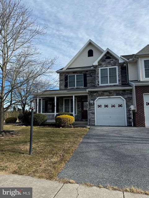 Townhouse For Sale - 121 Scully Place<br/> LEWISBERRY, PA 17339