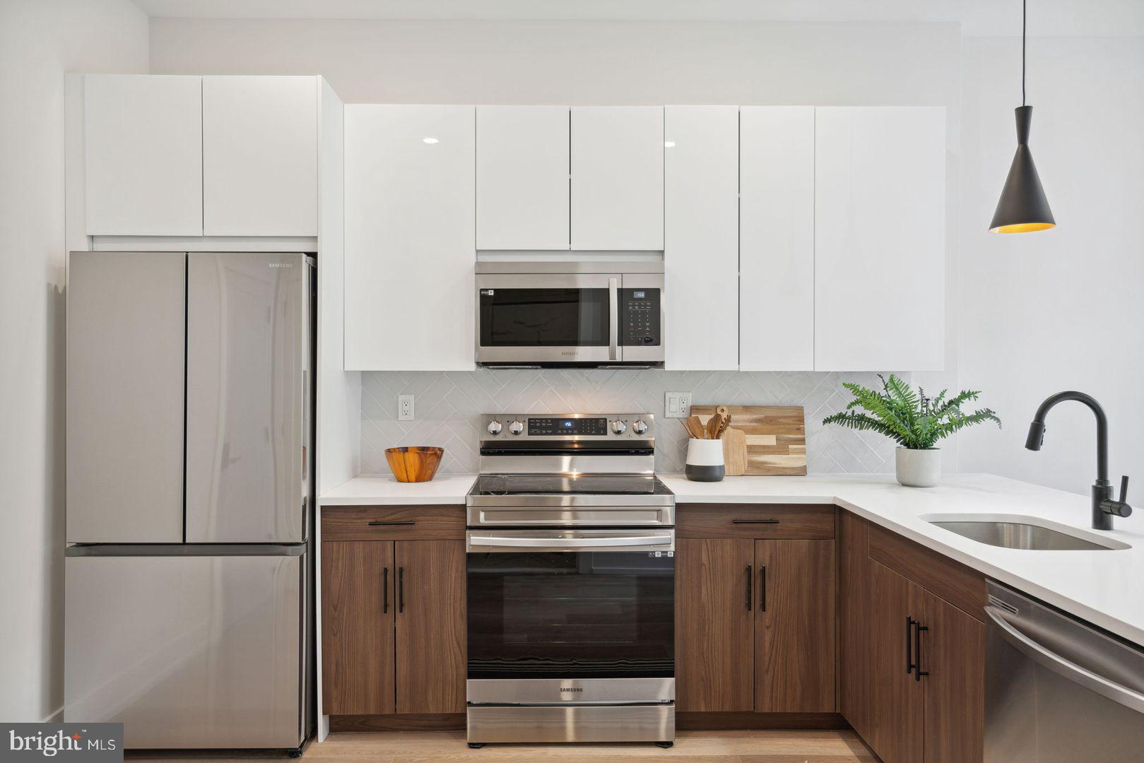 720 W THOMPSON STREET 1B-412