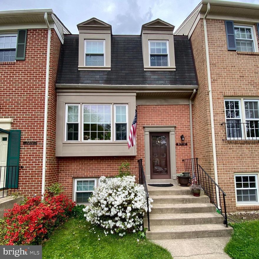 Don't miss this AMAZING opportunity to own in the beautiful, sought after Lakepointe Community! This gorgeous home boasts warm, inviting hardwoods throughout the main floor and in all 3 bedrooms upstairs. The 2 full baths upstairs were fully renovated in 2018--the primary bath even has a heated floor and deluxe full body shower. The spacious unfinished basement has a fabulously high ceiling,  and is ready for you to create the space of your dreams. The kitchen is functional and all appliances work--but it too is ready and waiting for you to come and create the kitchen you've always wanted. 
Community features: Lake Royal, community pool, basketball courts, tennis courts and playgrounds. Close proximity to the VRE, 495, Fairfax County Parkway, the Metro, shopping and more.
Home is being offered AS IS.