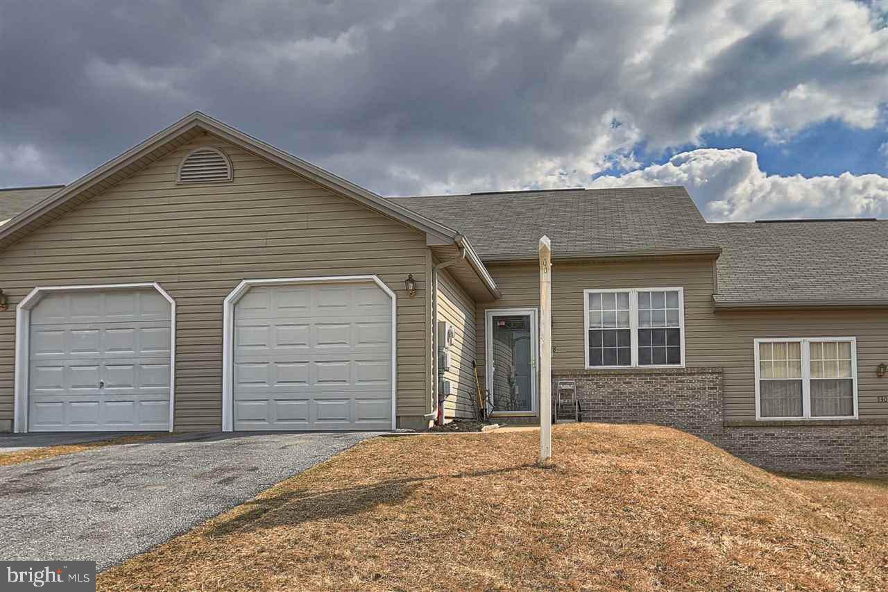 Ranch townhome in Capital Ridge w/ 2 bedrooms, 1.5 bath, 1 car garage freshly painted and all new carpet and new bathtub. Vaulted ceilings, sunroom all for 125,400!