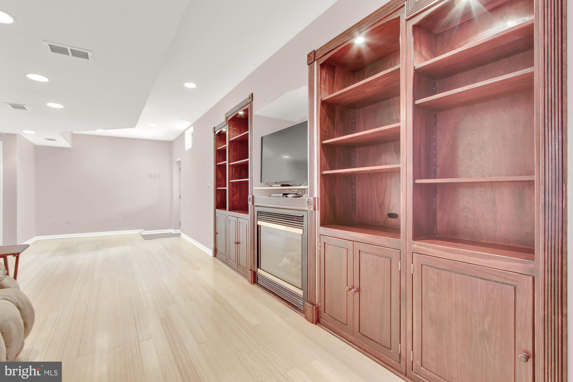 HENDERSON MANOR - Residential