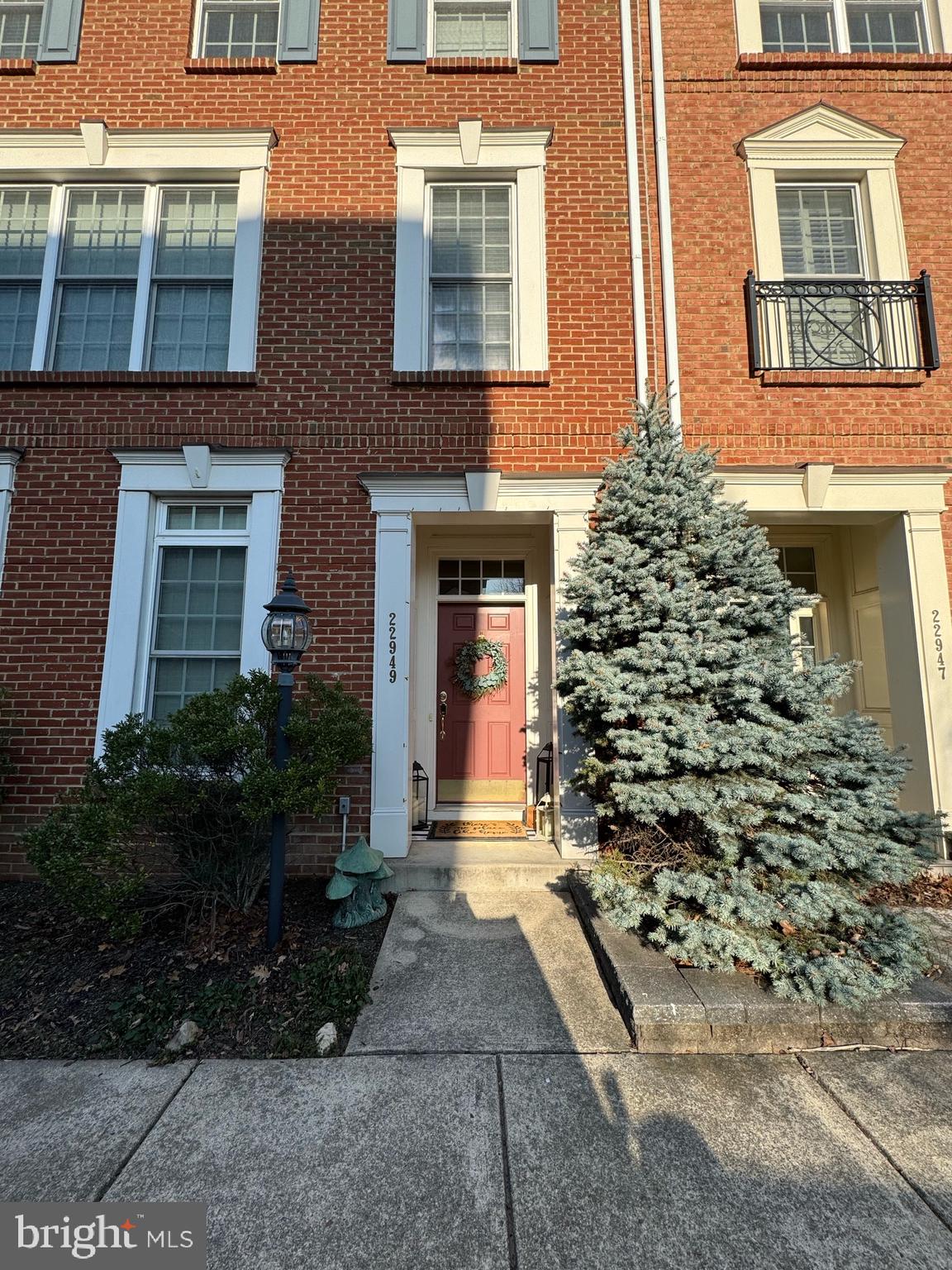 22949 FANSHAW SQUARE