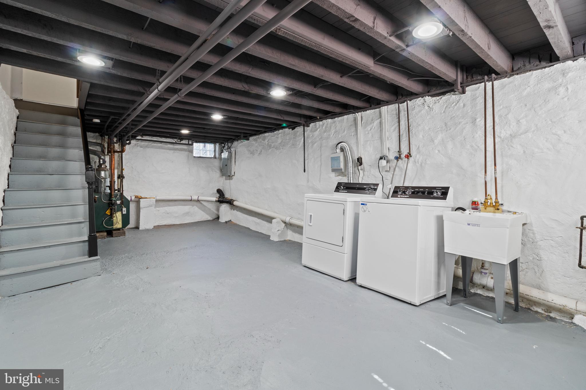 PORT RICHMOND - Residential Lease