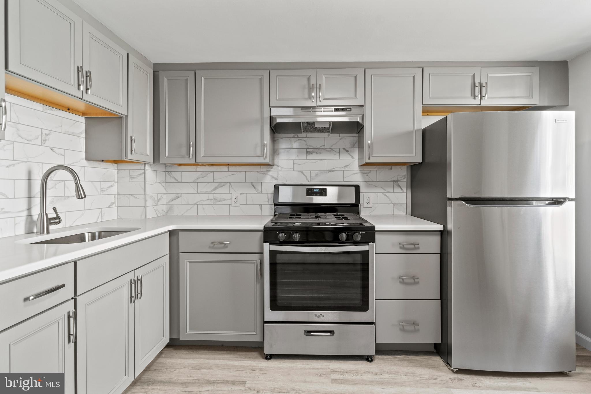 PORT RICHMOND - Residential Lease