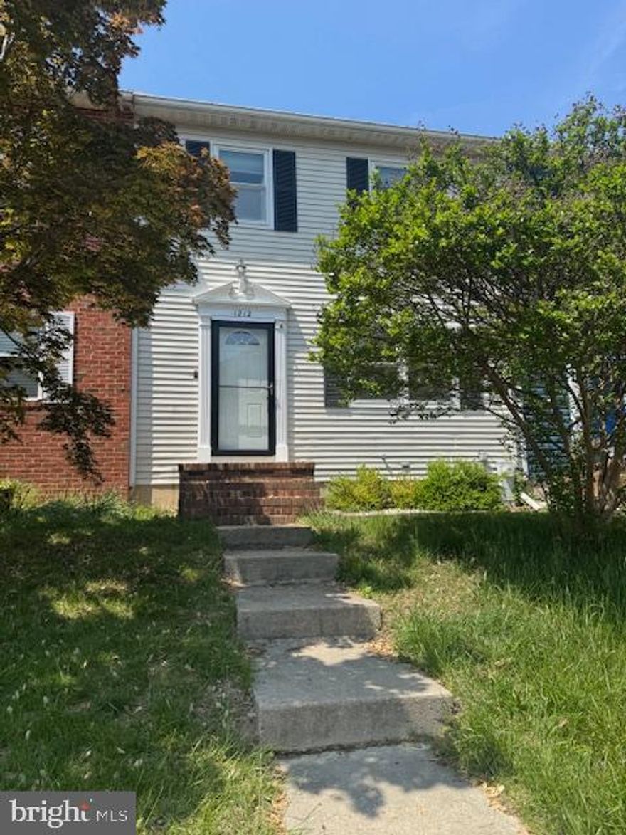 1920 TOTAL SQUARE FEET OF LIVING SPACE!!!
 3 BEDROOMS AND 3 1/2 BATHS. 
LARGE LIVING ROOM WITH LAMINTE FLOORS
 SEPARATE DINING AREA
 NEW KITCHEN!! BREAKFAST BAR AND KITCHEN TABLE SPACE
 DECK OFF THE KITCHEN!! THREE BEDROOMS AND TWO BATHS UPSTAIRS
 FINISHED LOWER LEVEL WITH LARGE FAMILY ROOM, LAUNDRY ROOM AND FULL BATH
 FENCED YARD!! PETS CONSIDERED ON A CASE BY CASE BASIS!! NO SMOKING!!