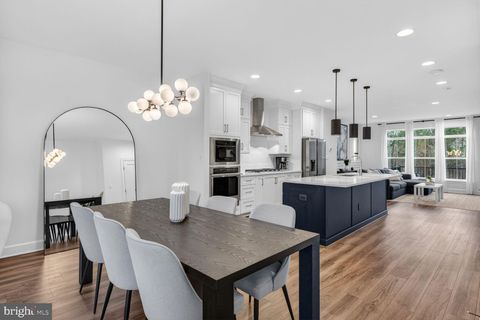 Property photo of 5241 Ridgeview Retreat Drive, Chantilly, VA 20151