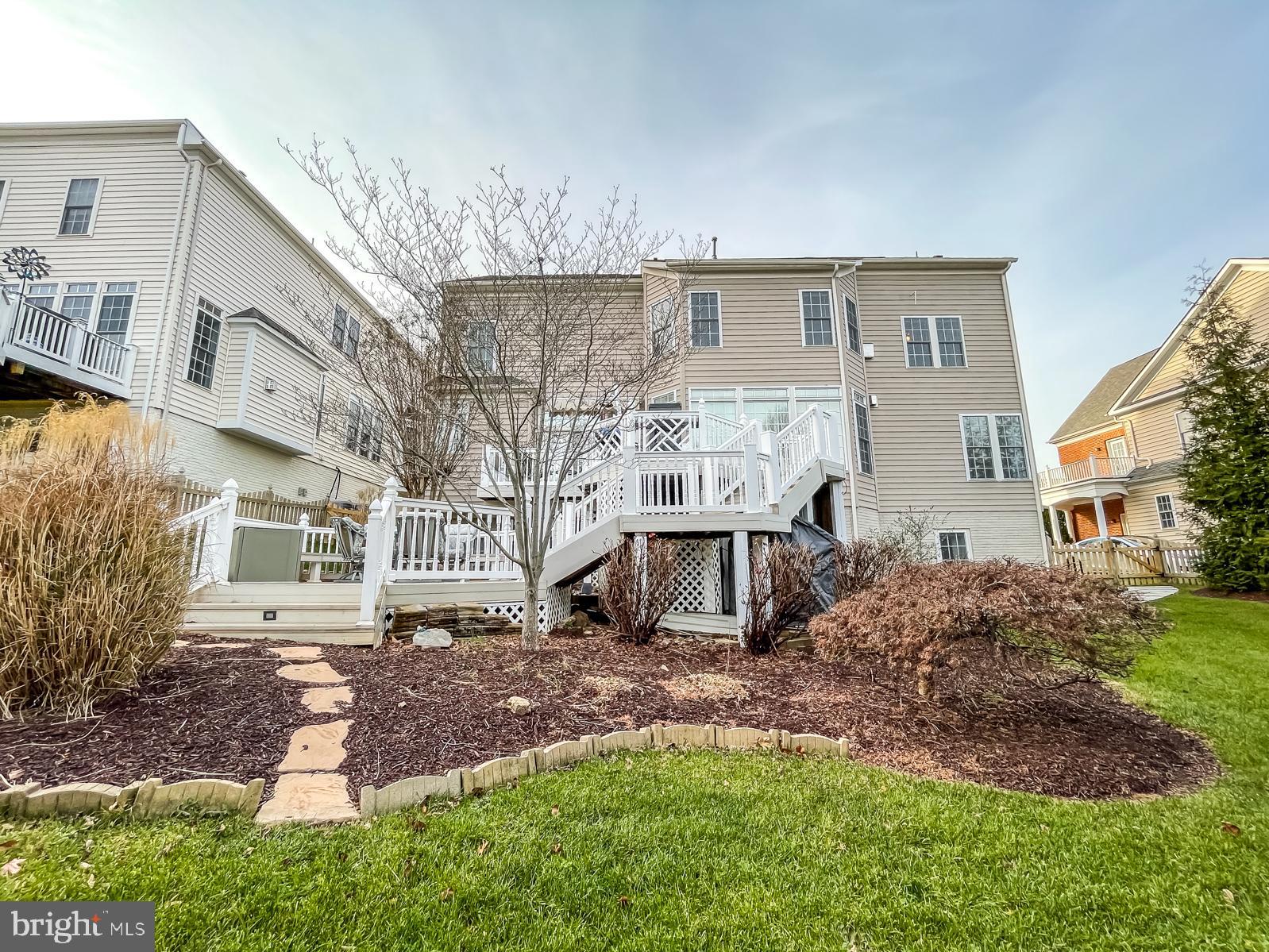 LANSDOWNE ON THE POTOMAC - Residential