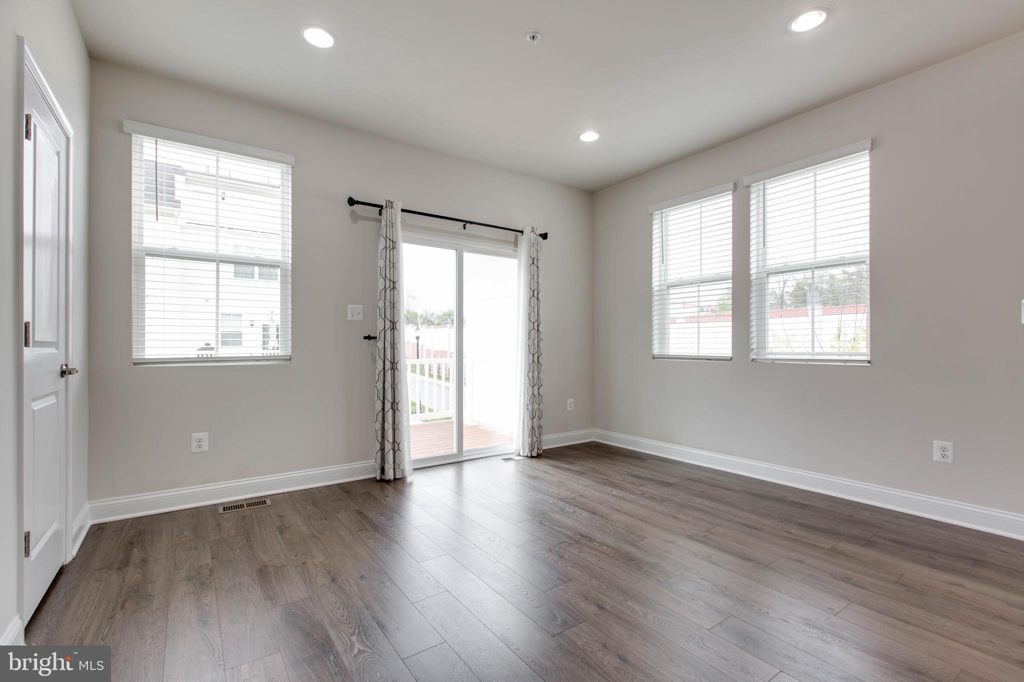 OXFORD SQUARE - Residential