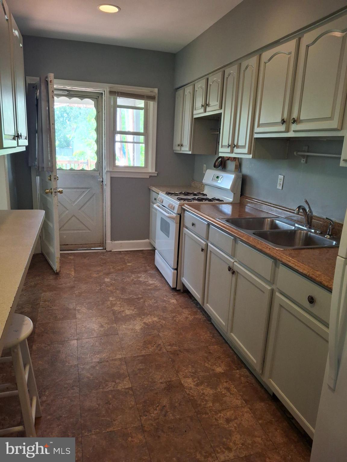 GLEN OAKS - Residential Lease