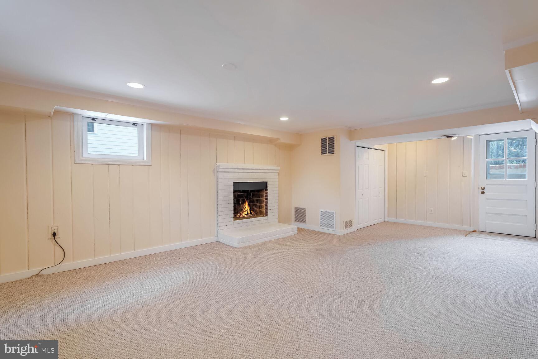 OVER LEE KNOLLS - Residential