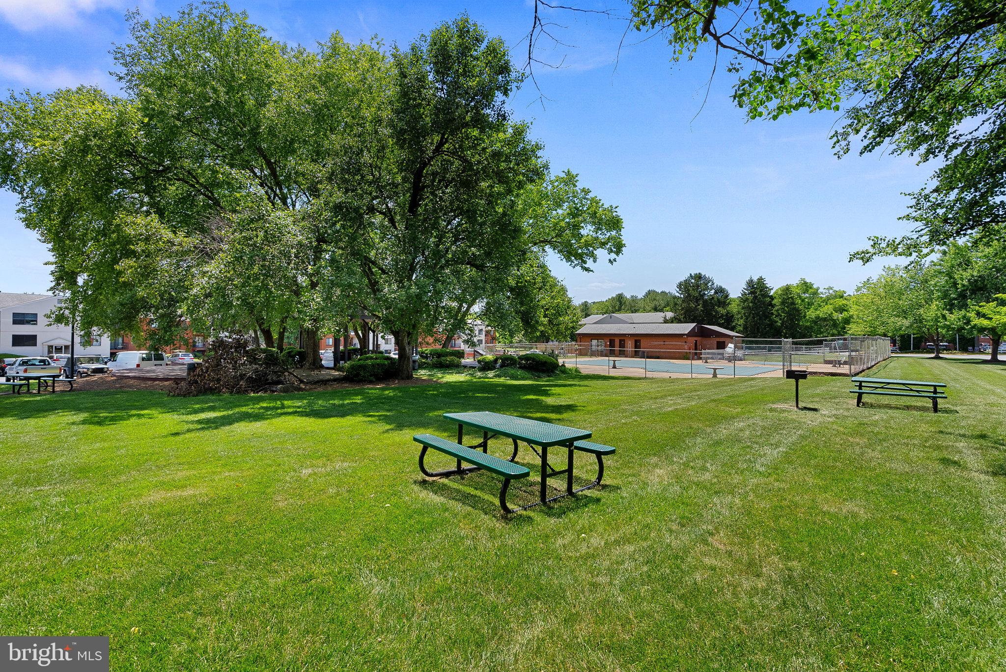 COUNTRY CLUB GREEN - Residential