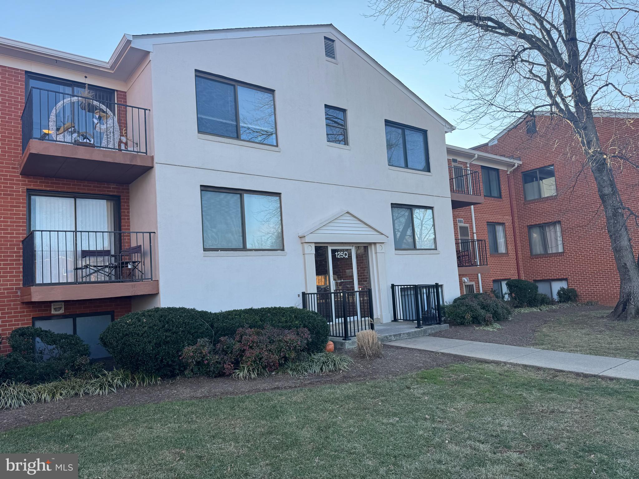 125 CLUBHOUSE DRIVE Q SW 4