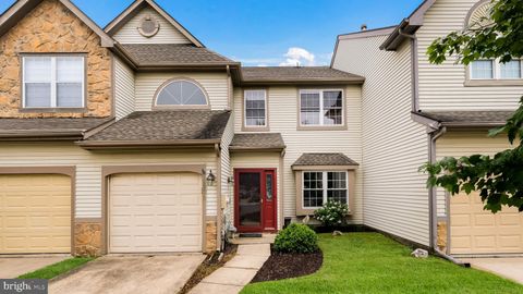 Townhouse For Sale - 102 Sandhurst Drive<br/> MOUNT LAUREL, NJ 08054