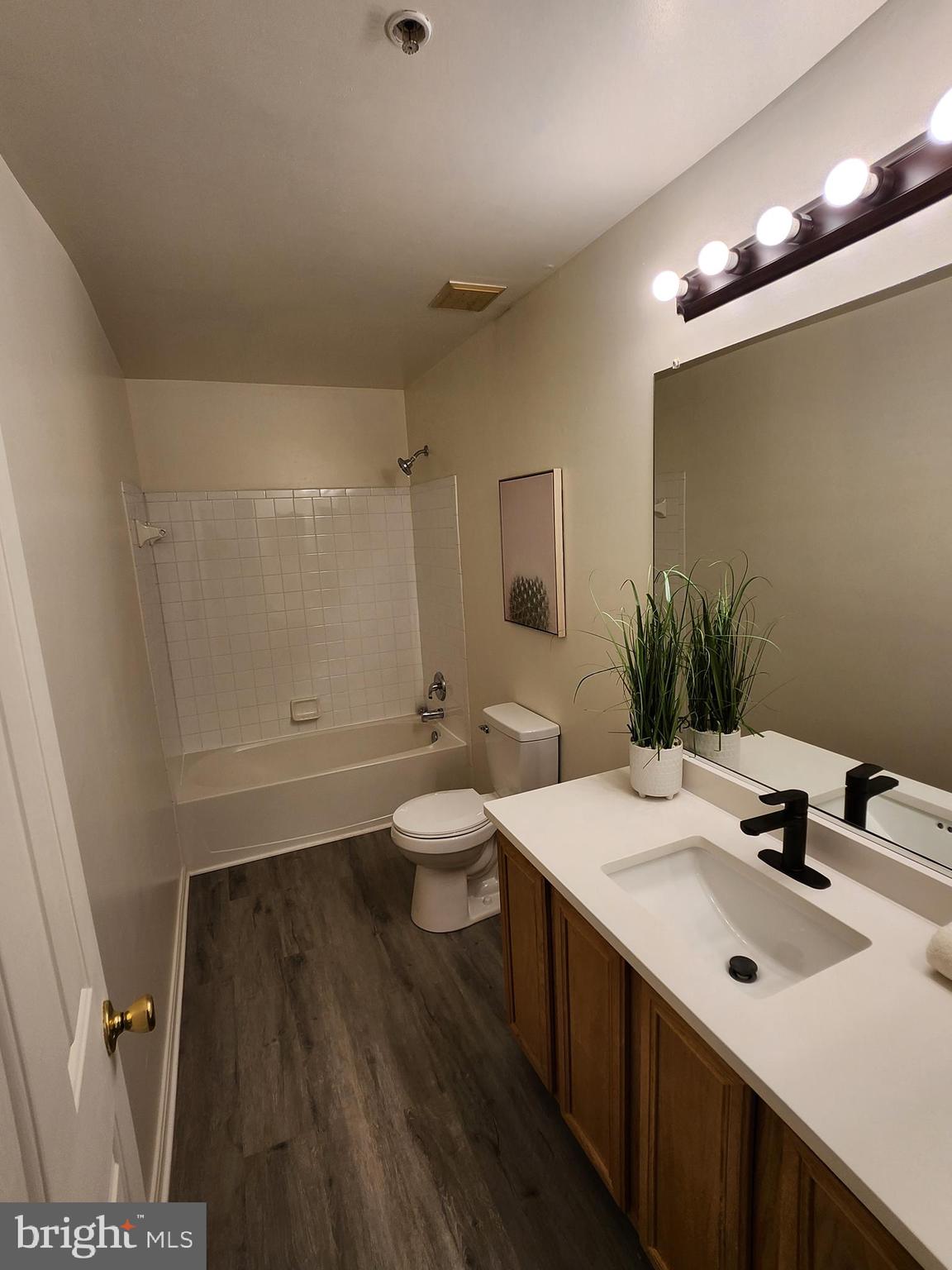 CROMWELL FOUNTAIN - Residential