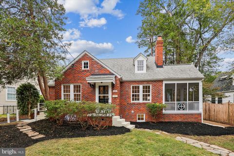 Photo of 4505 S Chelsea Lane, BETHESDA, MD 20814 (MLS # MDMC2203186)