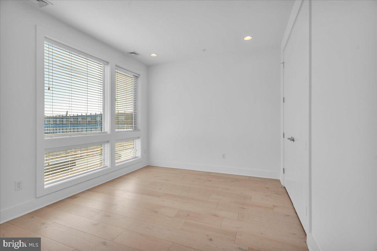 QUEEN VILLAGE - Residential