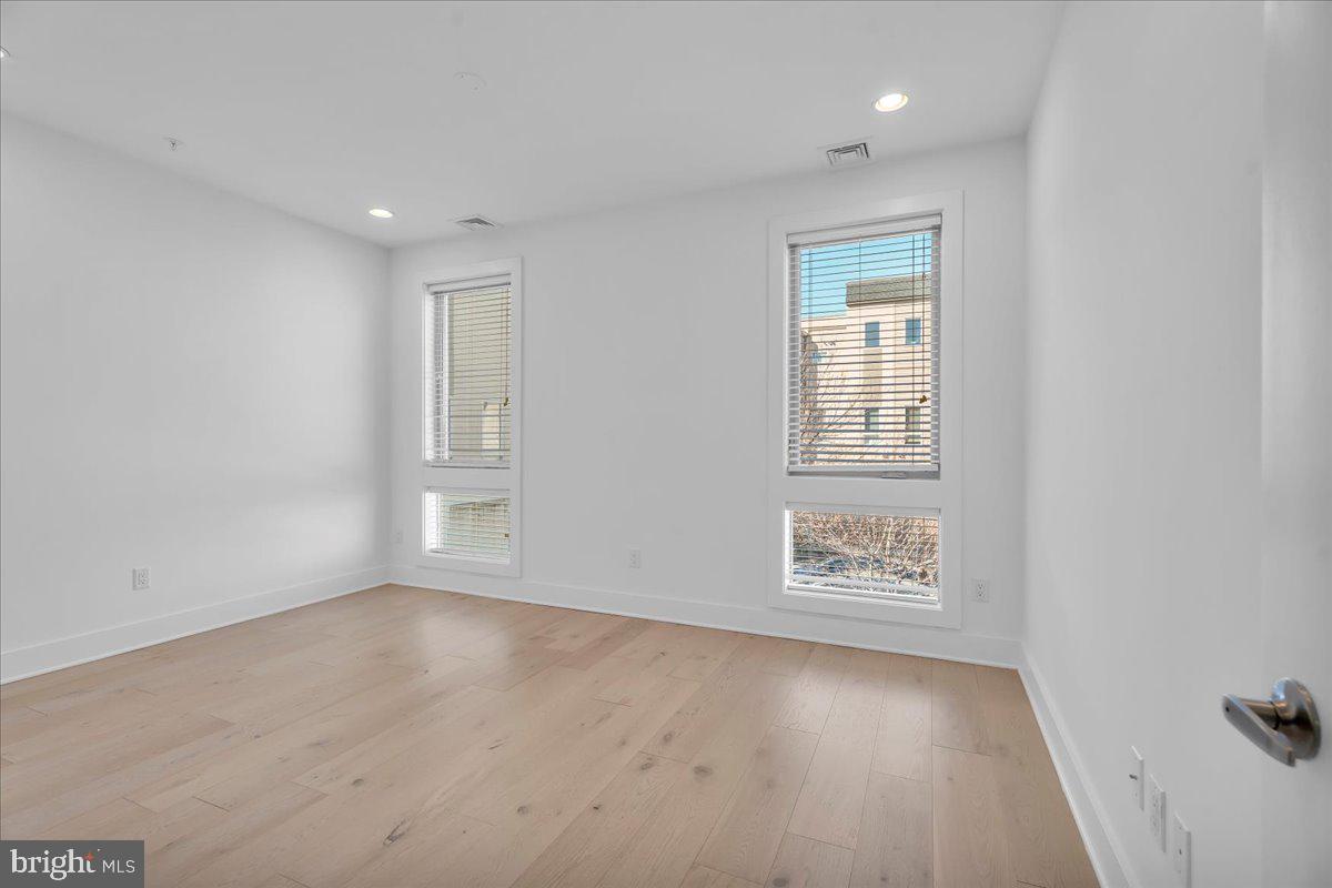 QUEEN VILLAGE - Residential